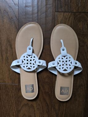 DV by Dolce Vita White Leather Cutout Thong Sandals NWOT